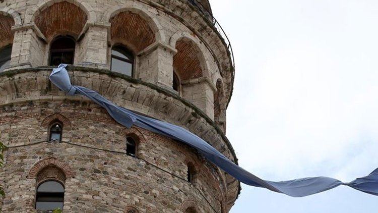 Galata Kulesi’ne mavi kravat