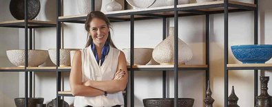 Lüksotellerinvitrinlerinisüsleyenkadın