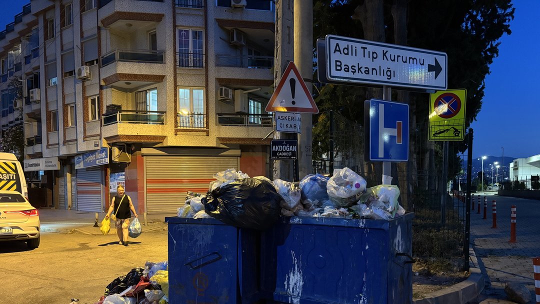 İZMİR’DE İŞÇİLER GREV BAŞLATTI