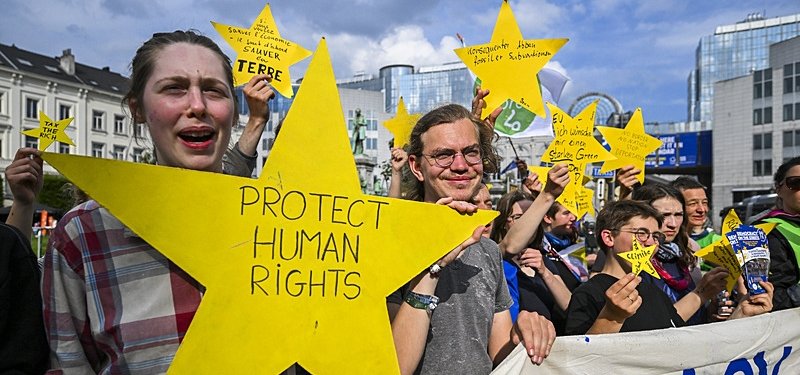Tens of thousands in Germany protest rise of far right