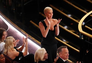 2020 Oscar selfiesi Charlize Therondan!