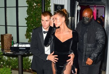 Hailey Bieber, Alessandra Rich Cazibesini Artırıyor