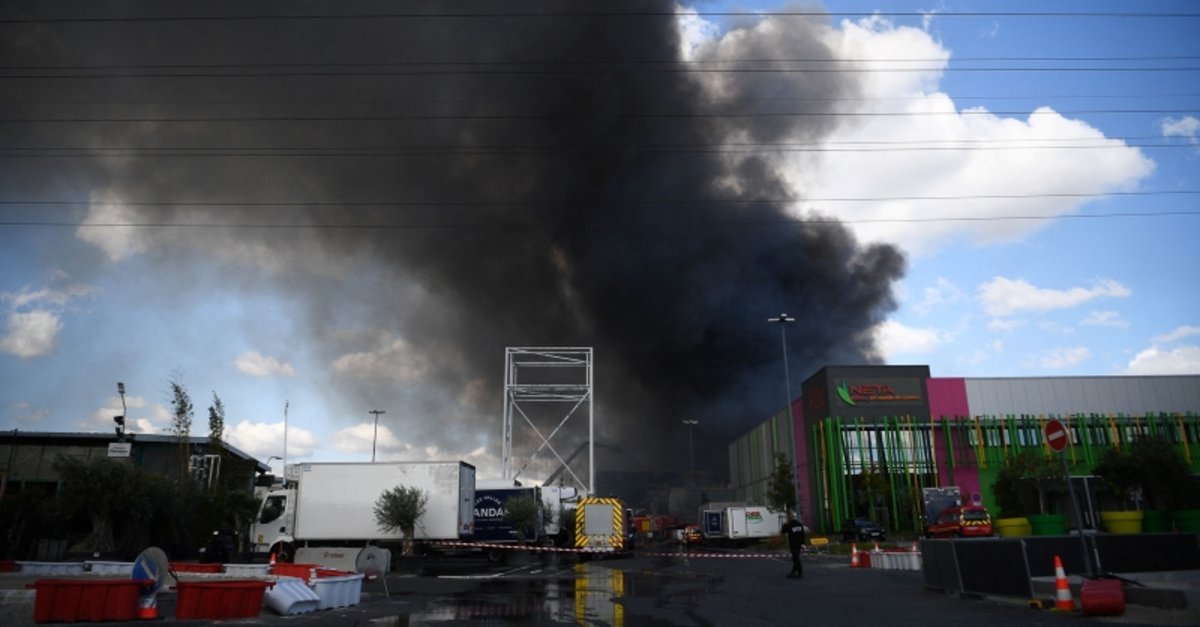 fire-breaks-out-at-worlds-biggest-produce-market-in-paris-1664110600254.jpg