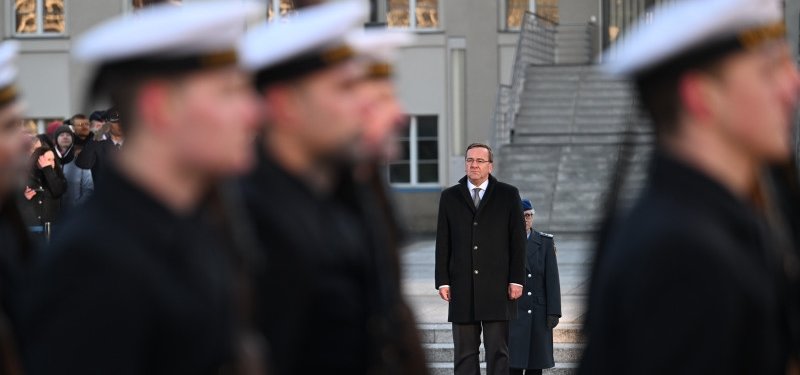 New German defence minister says Berlin won't go it alone on tanks
