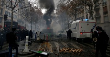 Riot debris covers Paris streets; 133 injured, 412 arrested