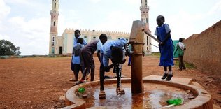 Haydi gençler su kuyusu açmaya