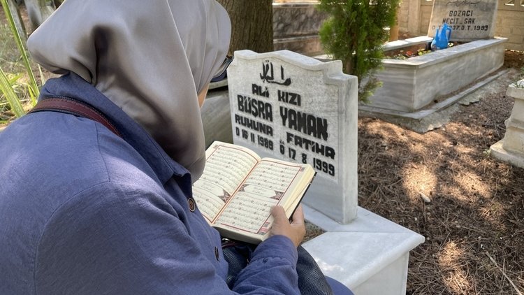 Depremde iki çocuğunu kaybeden annenin acısı 23 yıldır dinmiyor