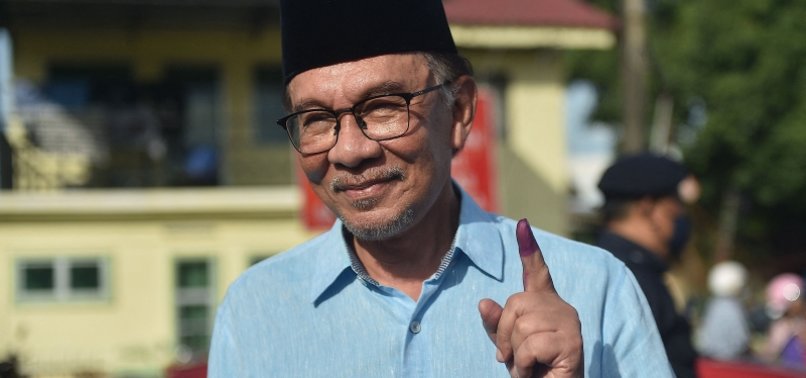 ANWAR SAYS HE HAS MAJORITY SUPPORT TO FORM GOVERNMENT IN MALAYSIA