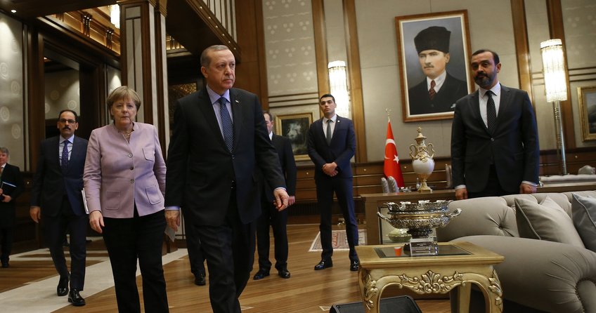 Merkel, Alman basınının hedefinde