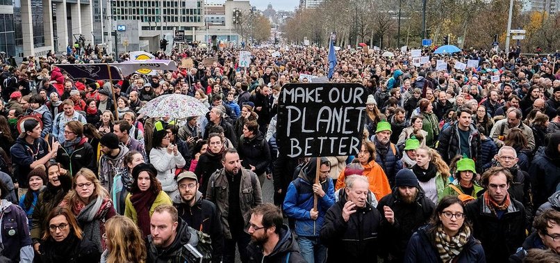 THOUSANDS OF BELGIANS MARCH AGAINST GLOBAL WARMING