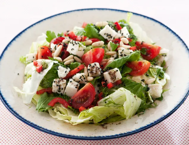 Baharat Soslu Peynirli Salata