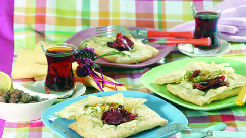 Pastırmalı ve Yeşil Zeytinli Börek