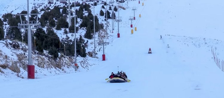 Erzincan’da doğa tutkunları karda rafting yaptı
