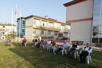 Yaşlılar açık havada kitap okudular