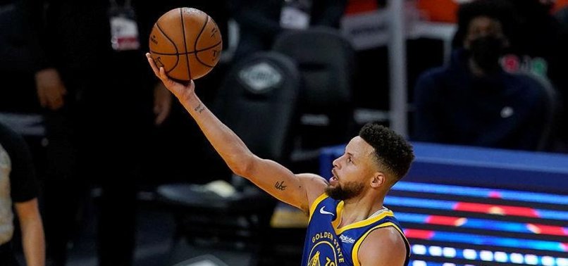STEPHEN CURRY CARRIES WARRIORS IN ROUT OF CAVALIERS