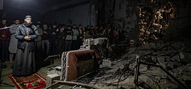 Palestinians perform 1st Tarawih prayers of Ramadan amid ruins of mosques in Gaza