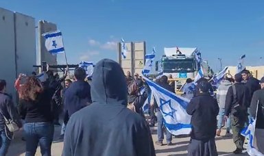 Right-wing Israelis prevent humanitarian aid from entering Gaza