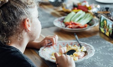 Why parents should avoid screen at mealtimes | The importance of screen-free mealtimes for children's health