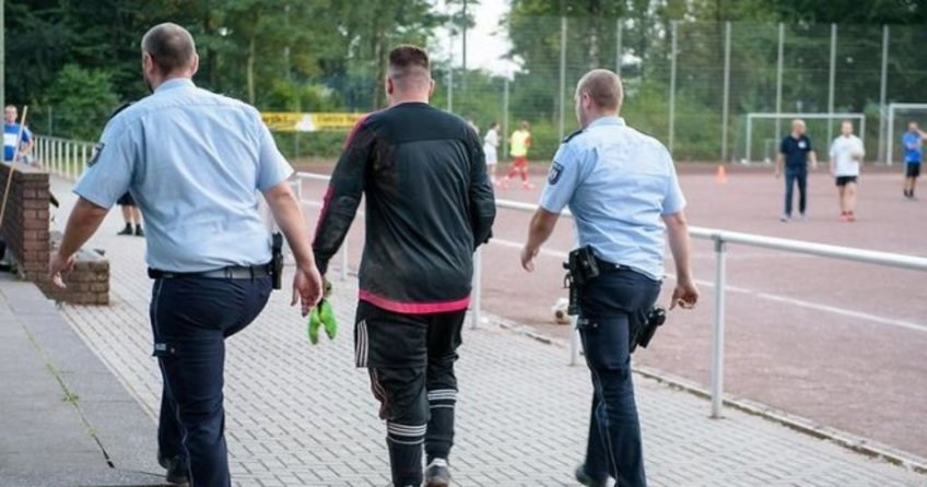 Almanya’da 43 gol yiyen kaleciyi polis götürdü