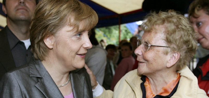 CHANCELLOR ANGELA MERKELS MOTHER HAS DIED AT AGE 90