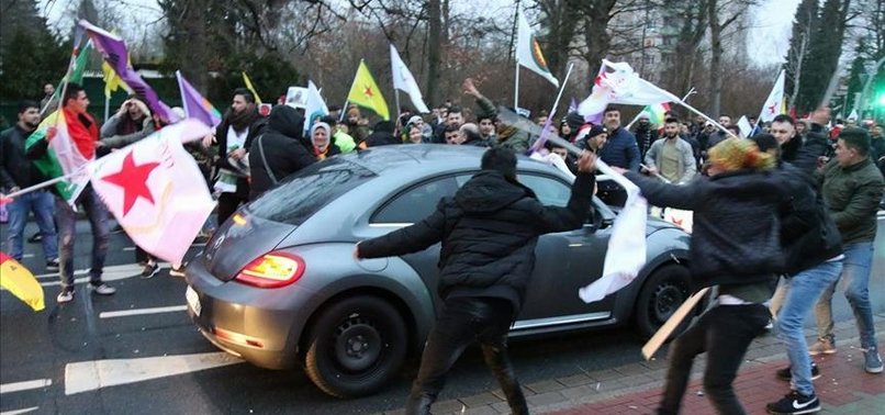 PYD/PKK SUPPORTERS ATTACK TURKS CAR IN GERMAN
