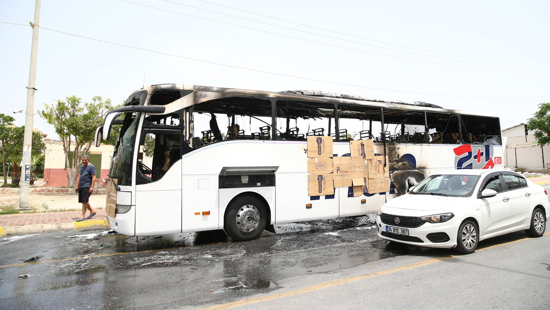 YOLCU OTOBÜSÜ ALEV ALEV YANDI