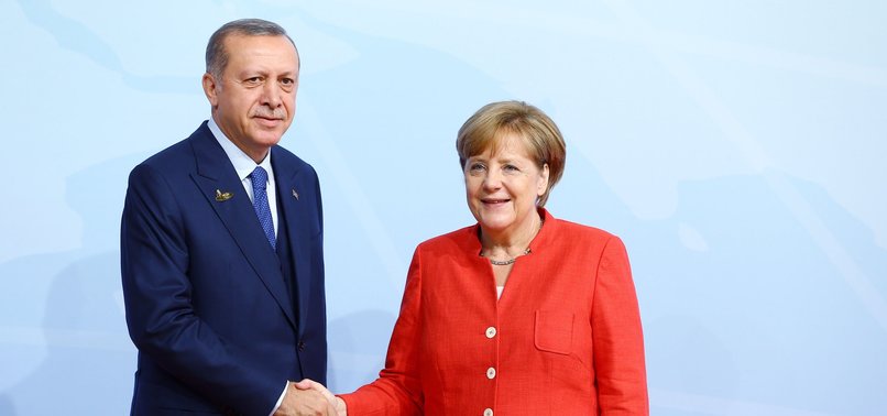 MERKEL APPLAUDS TURKEY FOR EFFORTS ON REFUGEE CRISIS