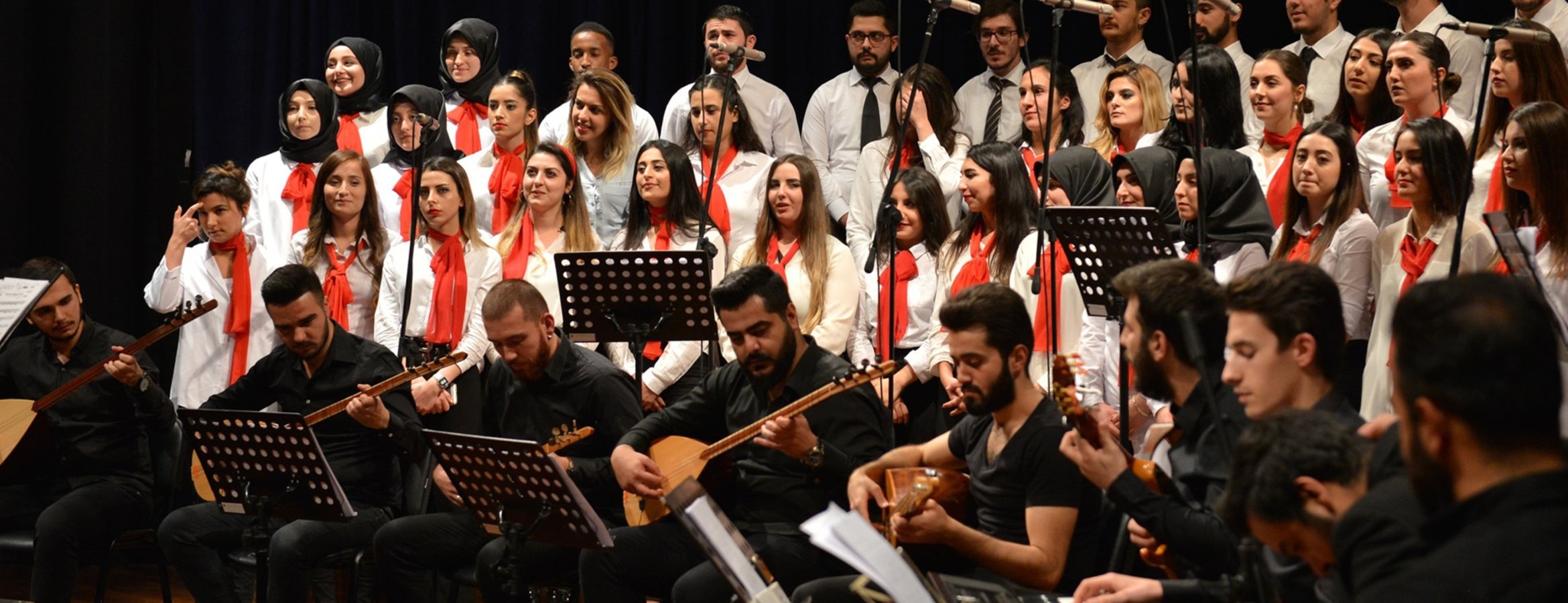 Trabzon’da sağlıkçılardan oluşan koro Türk halk müziği konseri verdi