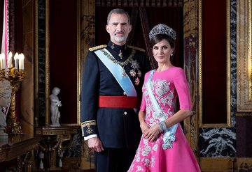 Kraliçe Letizia, kayınvalidesinin kıyafetini giydi