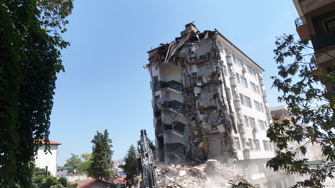 HASAR GÖREN BİNALAR KONTROLLÜ OLARAK YIKILIYOR