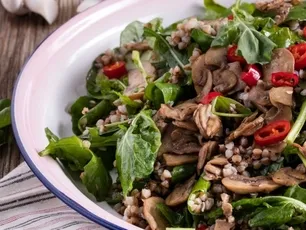 Karabuğdaylı Roka Salatası