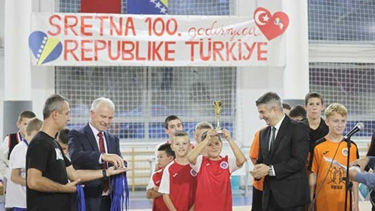 Bosna Hersek’te, Cumhuriyet’in 100. yılı etkinliklerinde spor müsabakasını kazanan öğrencilere ödül