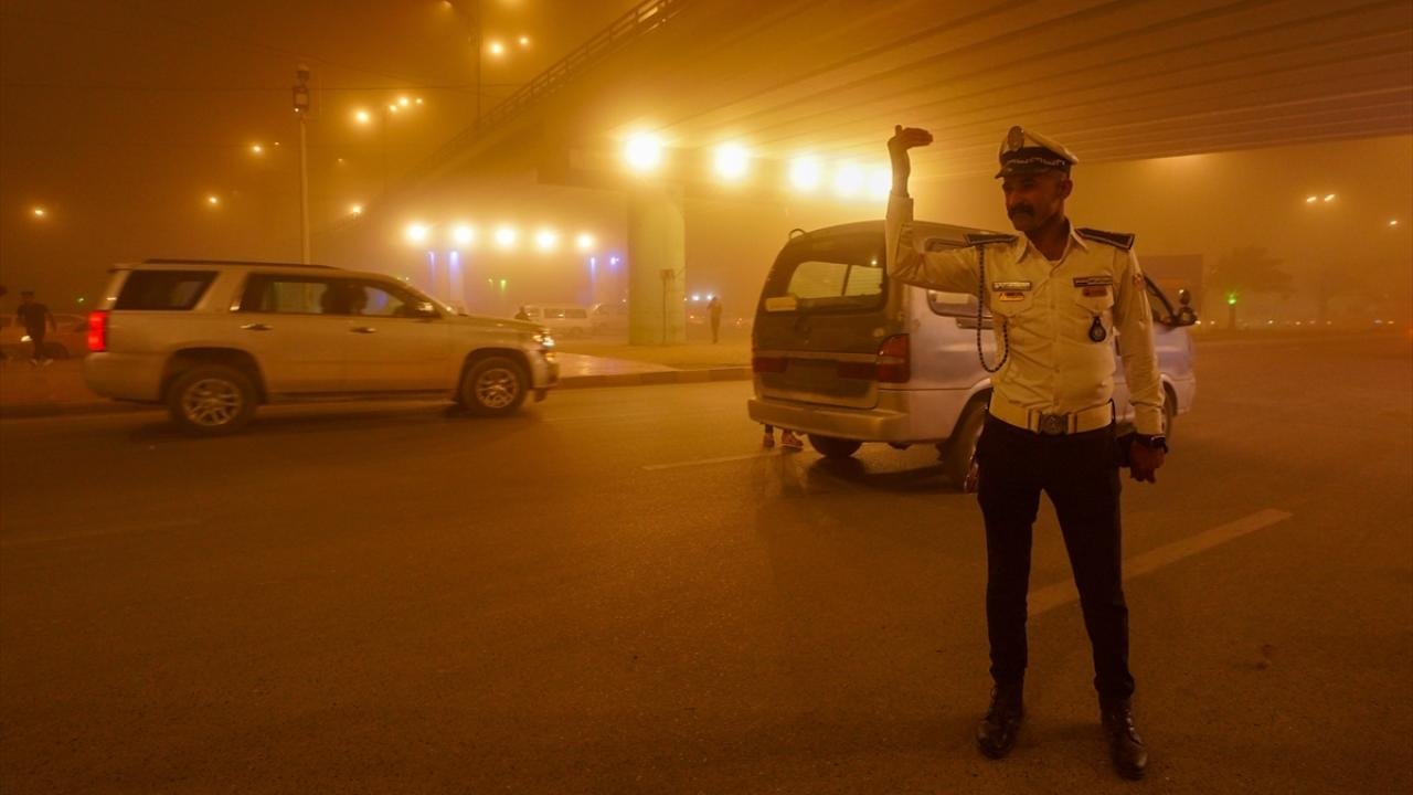 Sandstorm disrupts traffic in Iraqs Najaf City