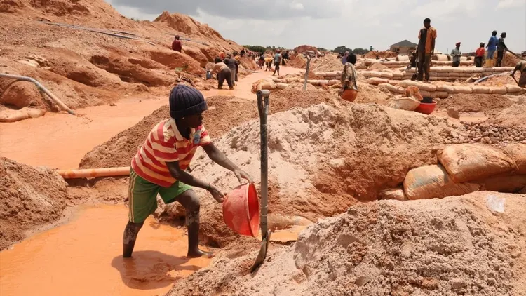 The difficult work of mine workers in Nigeria