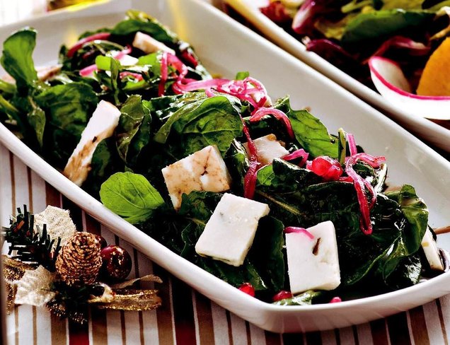 Otlu Peynirli Nar Ekşili Roka Salatası