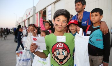 Turkish troops provide aid to children in N.Syria