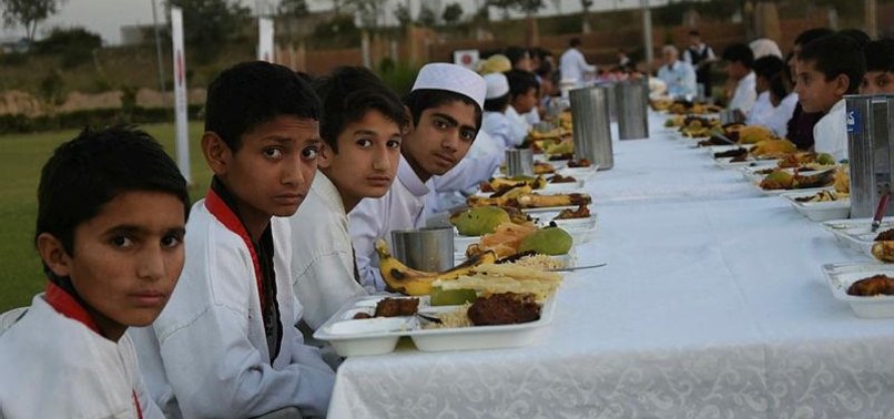 TURKEY FEEDS 600 PAKISTANI ORPHANS WITH IFTAR MEALS