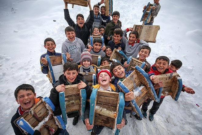 Mutlu olmalarına karlı bir tepe ile kızakları yetiyor