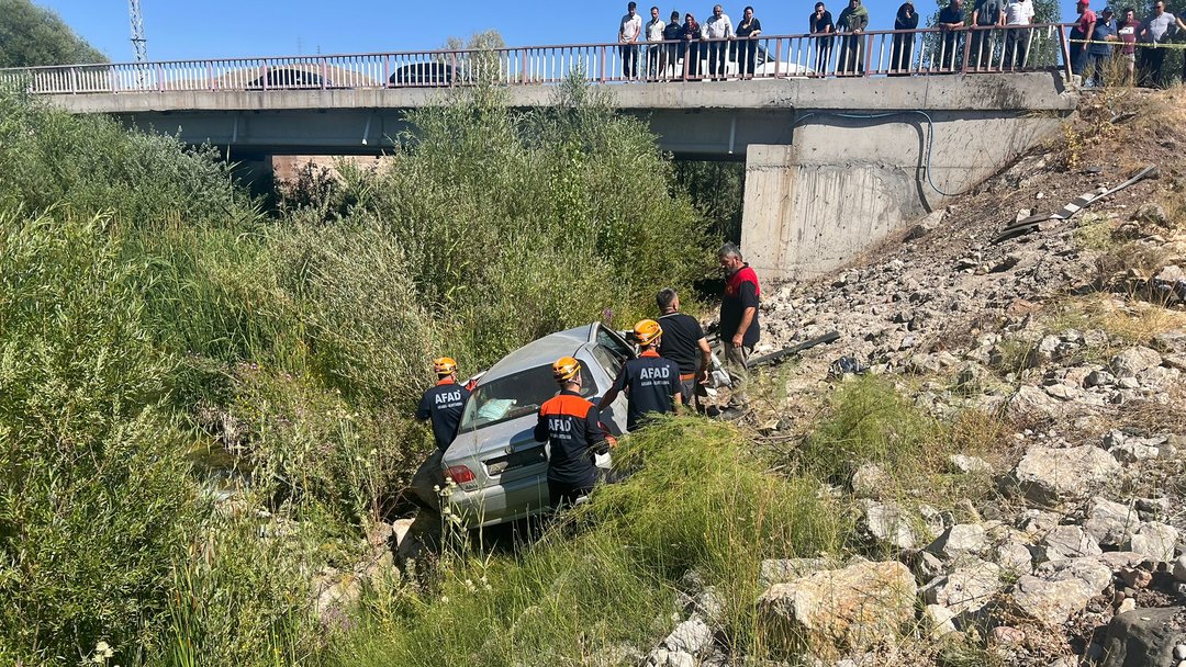 OTOMOBİL KÖPRÜDEN DÜŞTÜ: 2 ÖLÜ
