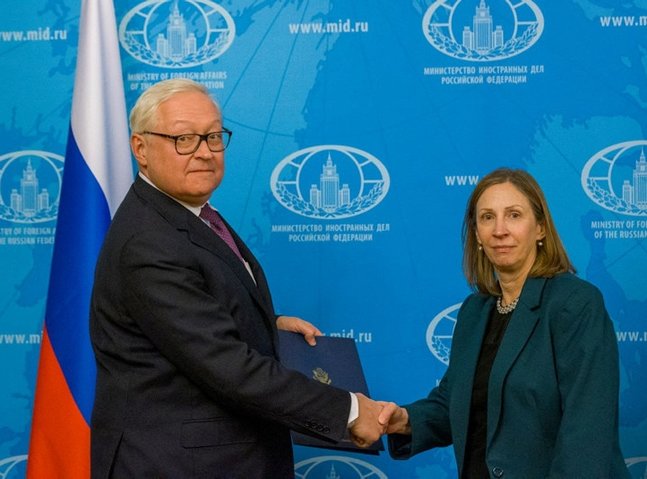 US, Russian diplomats discuss bilateral relations, present credentials