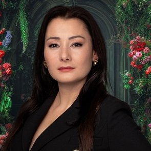 Nur Yazar – Kimdir