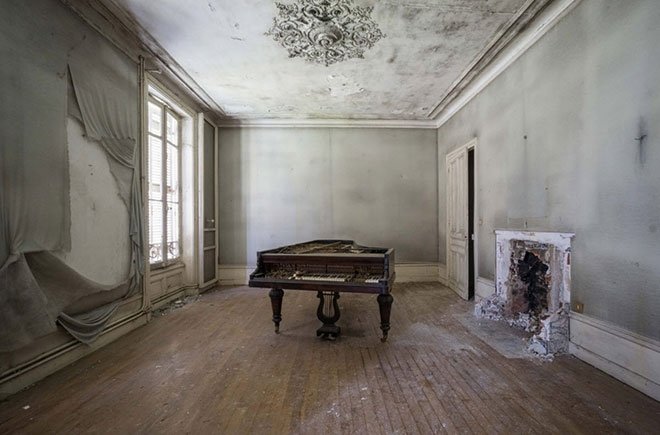 Thiery’nin seri için ziyaret ettiği ilk ve favori yeri, güneybatı Fransa’da terk edilmiş bir villa idi.