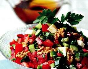 Nar Ekşili Cevizli Salata