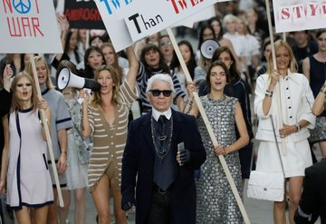 Karl Lagerfeldin unutulmaz anlar yaşatan ikonik defileleri