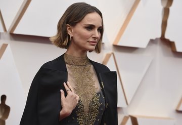 Natalie Portmanın kadın yönetmen mesajlı Oscar kıyafeti