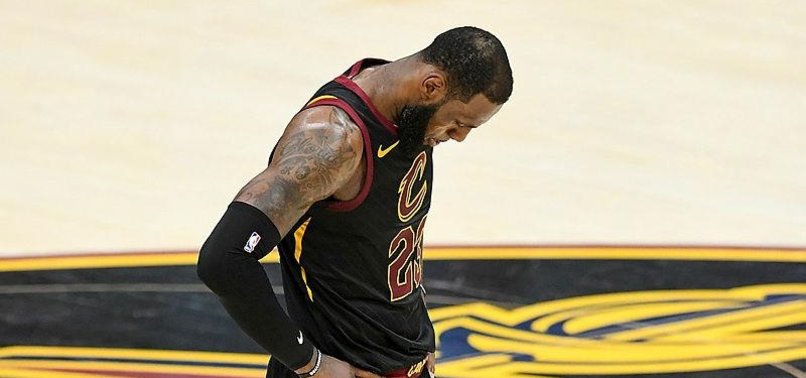 LEBRON REVEALS HE PLAYED THREE GAMES WITH BROKEN HAND