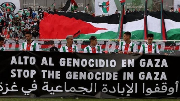 Palestino futbol kulübü sahaya Gazze’de soykırımı durdurun pankartıyla çıktı