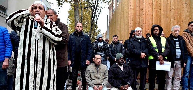 FRENCH LOCAL LAWMAKERS ATTEMPT TO BLOCK MUSLIMS FRIDAY PRAYING IN A STREET