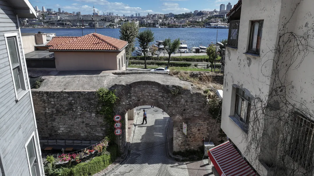 İSTANBUL’DA 1800 YILDIR HAYATA AÇILAN CİBALİKAPI DİKKAT ÇEKİYOR.