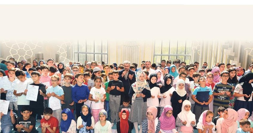 Din eğitimi gören minikler karne aldı